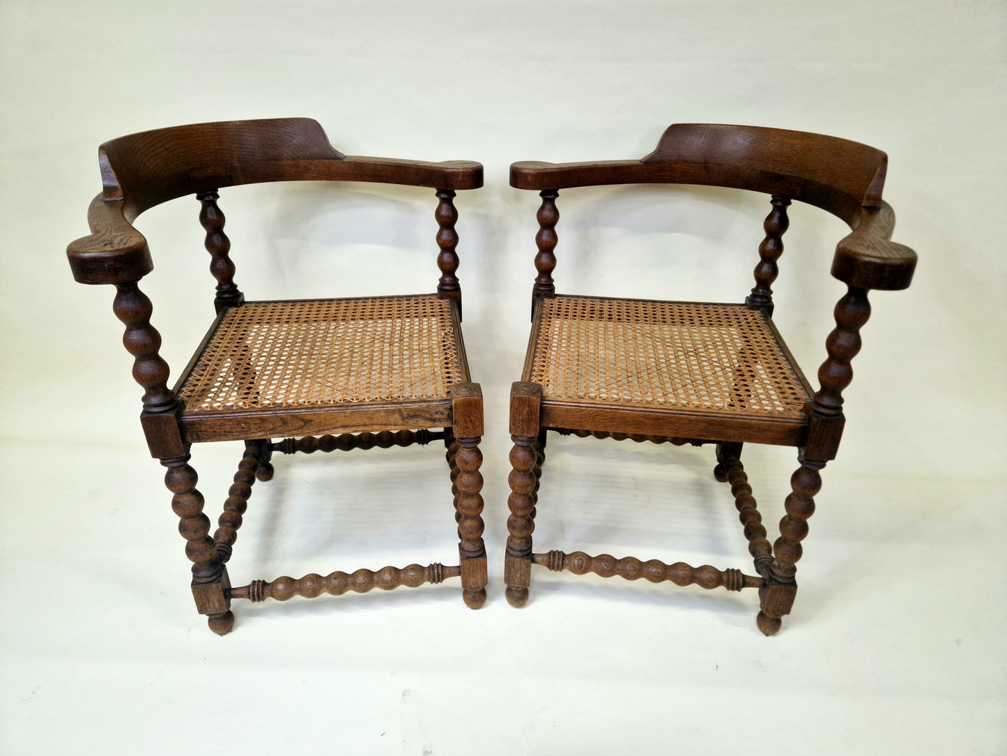 Set van 2 antieke Franse Bobbin Corner Chairs uit de jaren 20 met rotan zitting