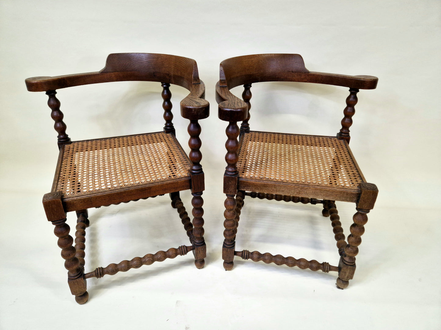 Set van 2 antieke Franse Bobbin Corner Chairs uit de jaren 20 met rotan zitting