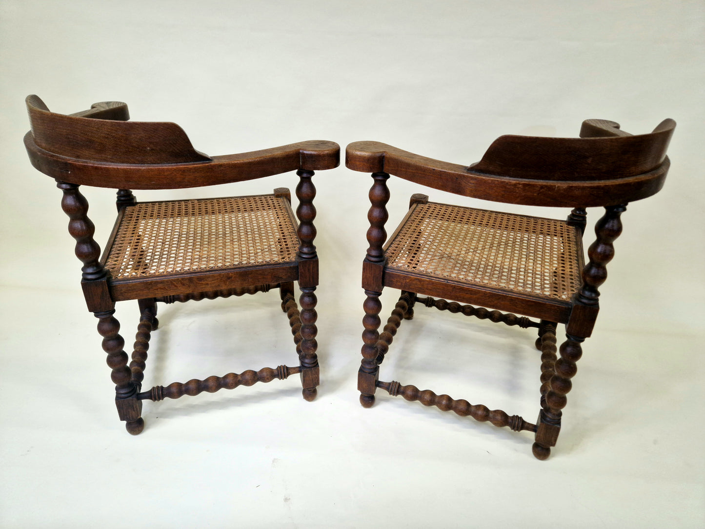 Set van 2 antieke Franse Bobbin Corner Chairs uit de jaren 20 met rotan zitting