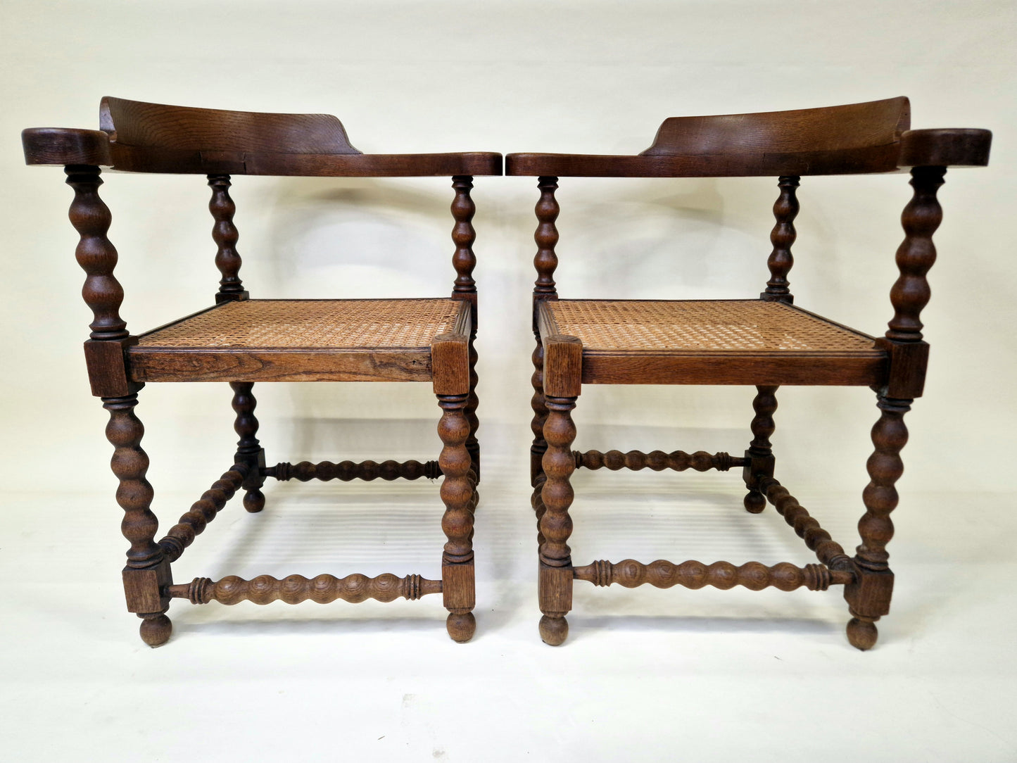 Set van 2 antieke Franse Bobbin Corner Chairs uit de jaren 20 met rotan zitting