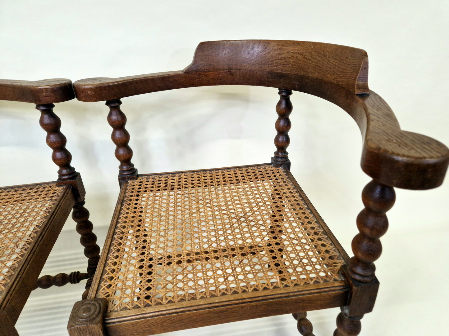 Set van 2 antieke Franse Bobbin Corner Chairs uit de jaren 20 met rotan zitting