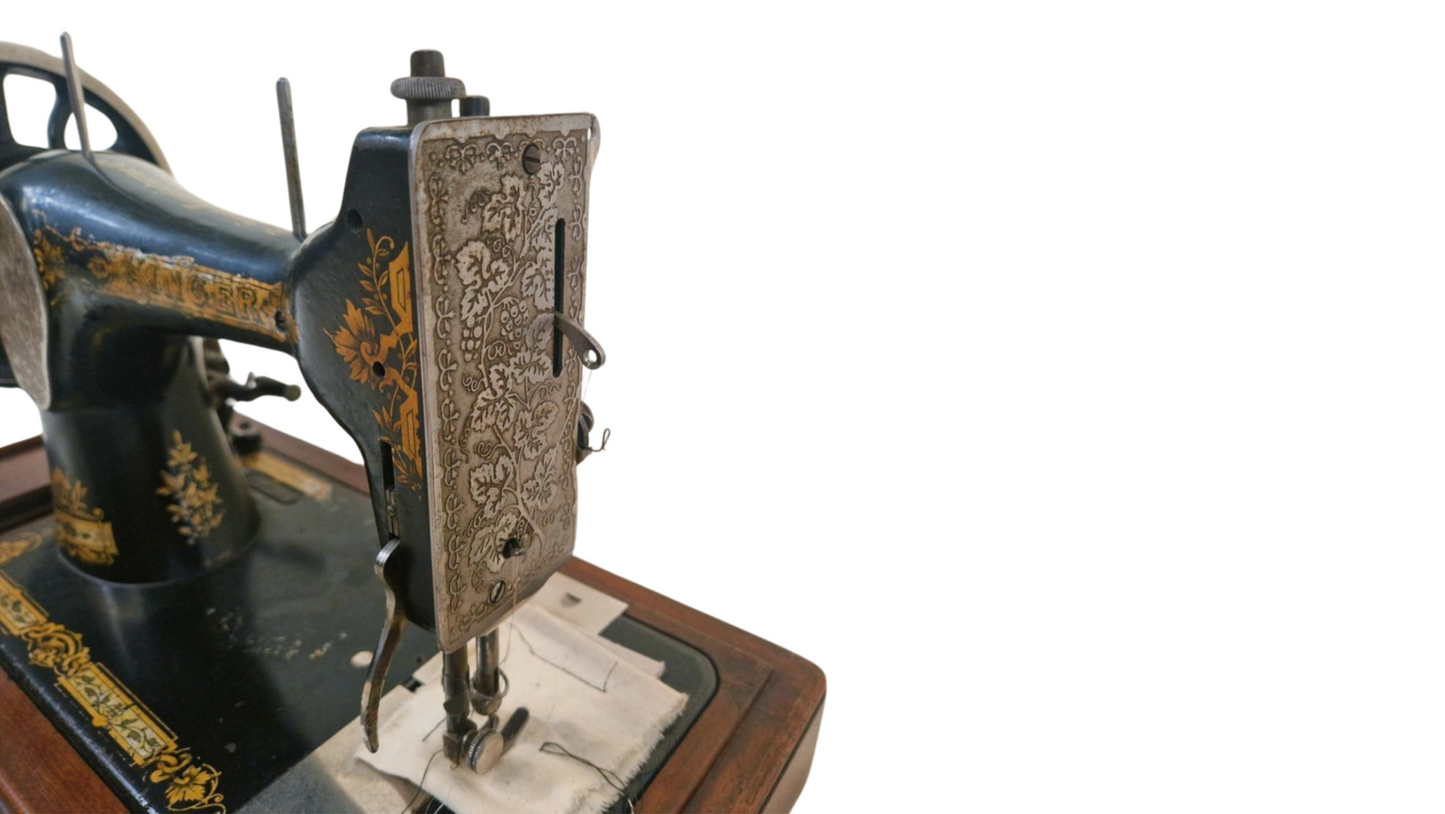 Antique Singer Sewing Machine - Hand Cranked with Floral Decoration and Original Wooden Case