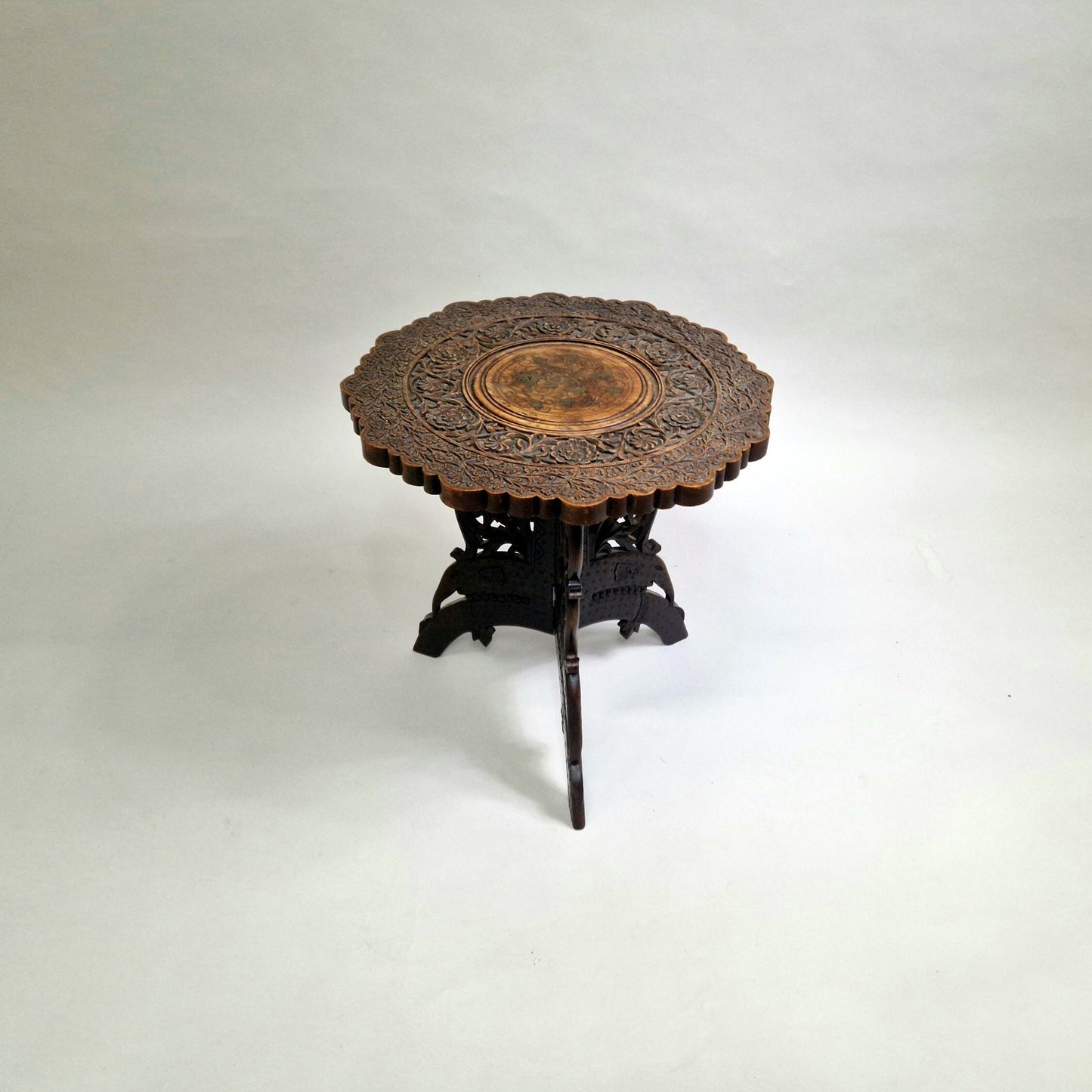 Vintage Indian handcarved plant table with beautifull copper flower.