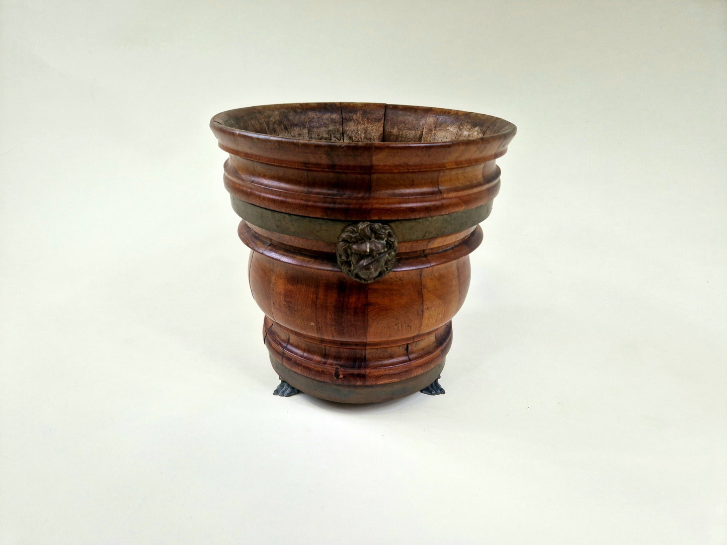 Beautiful antique english wooden and copper plant holder, decorated with lions heads from the early 20th century